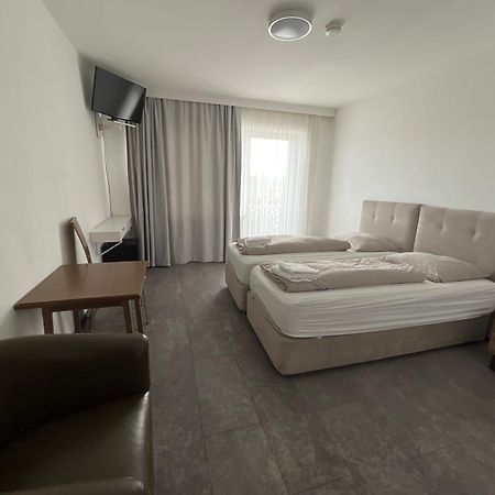 F Hotel 24H Check-In Horsching Bagian luar foto