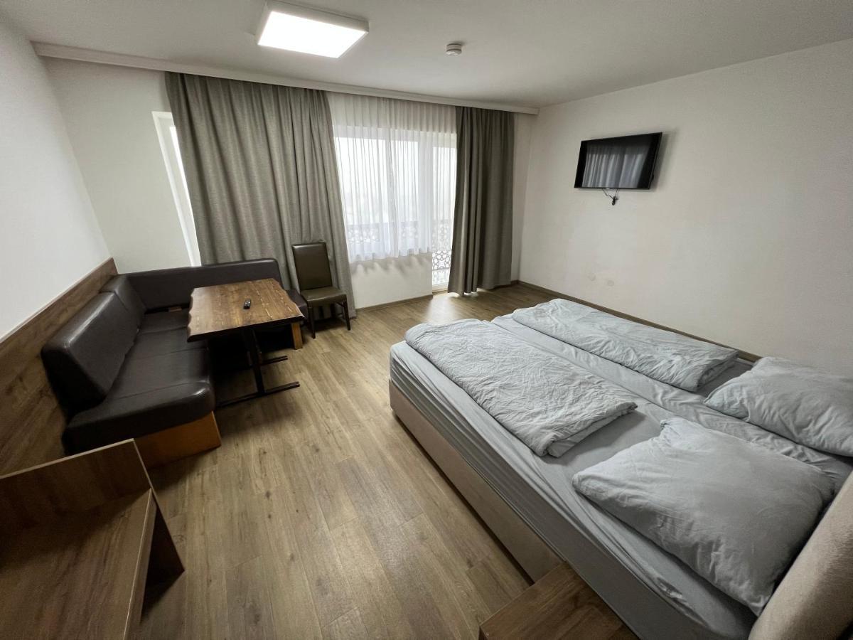F Hotel 24H Check-In Horsching Bagian luar foto