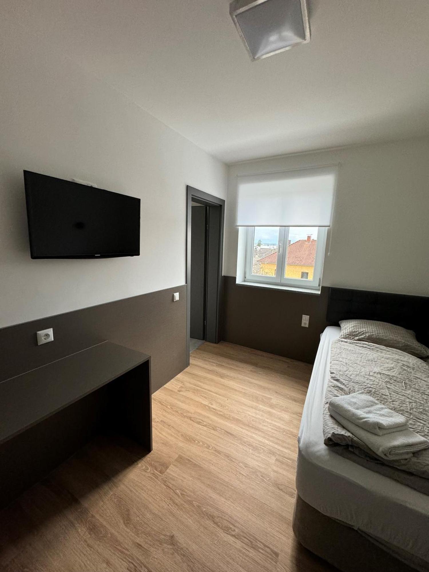 F Hotel 24H Check-In Horsching Bagian luar foto