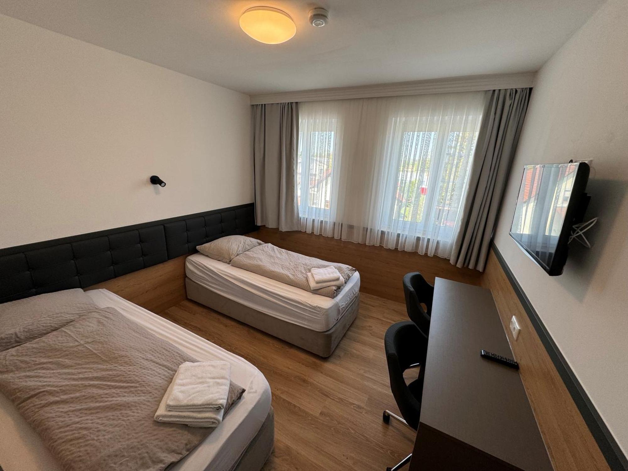 F Hotel 24H Check-In Horsching Bagian luar foto