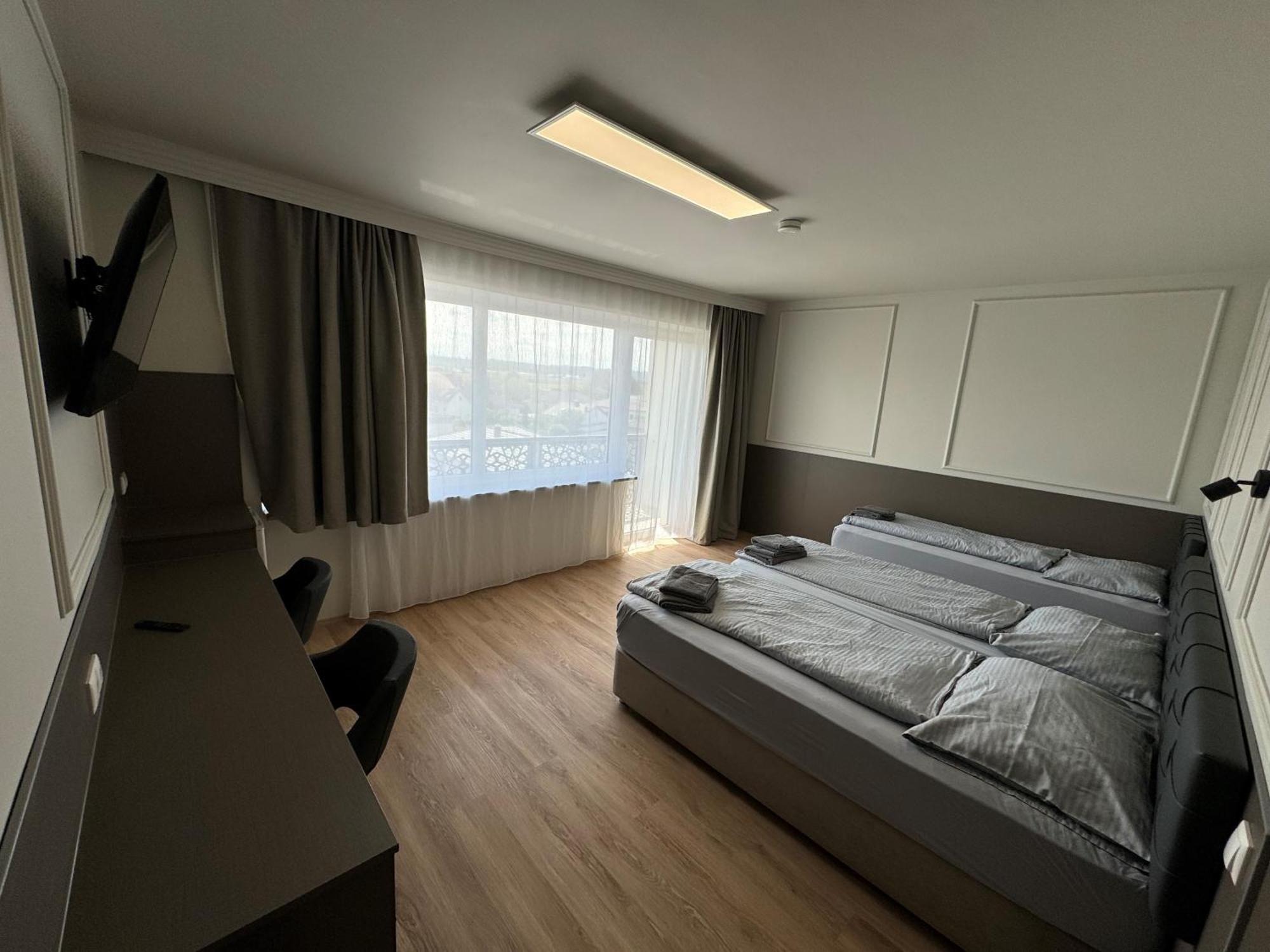 F Hotel 24H Check-In Horsching Bagian luar foto