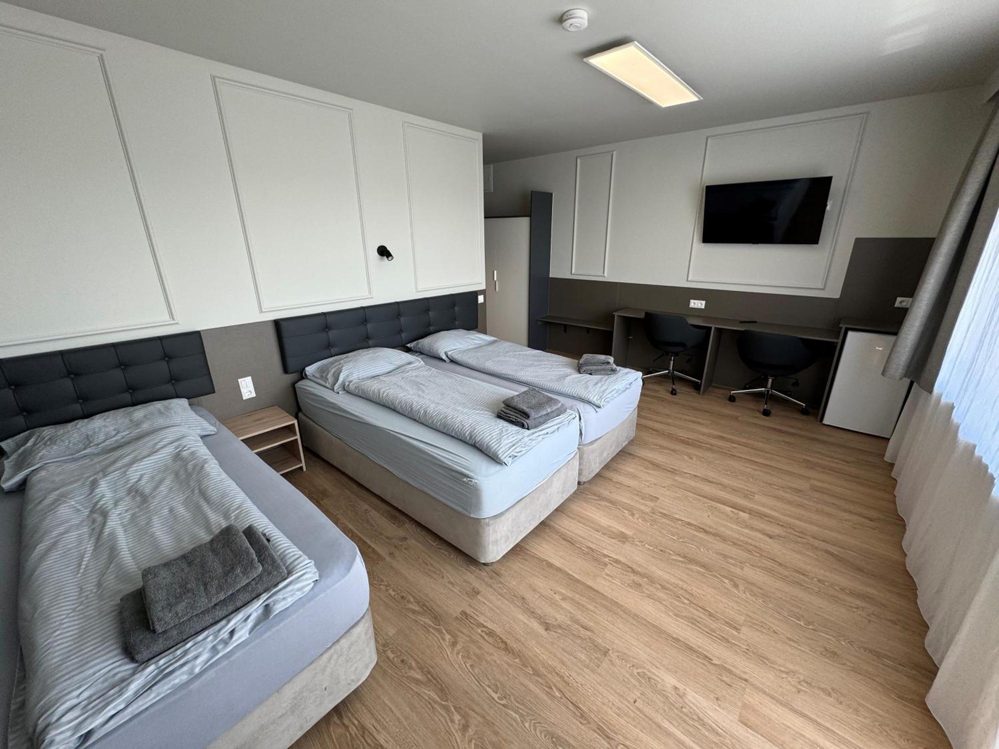 F Hotel 24H Check-In Horsching Bagian luar foto