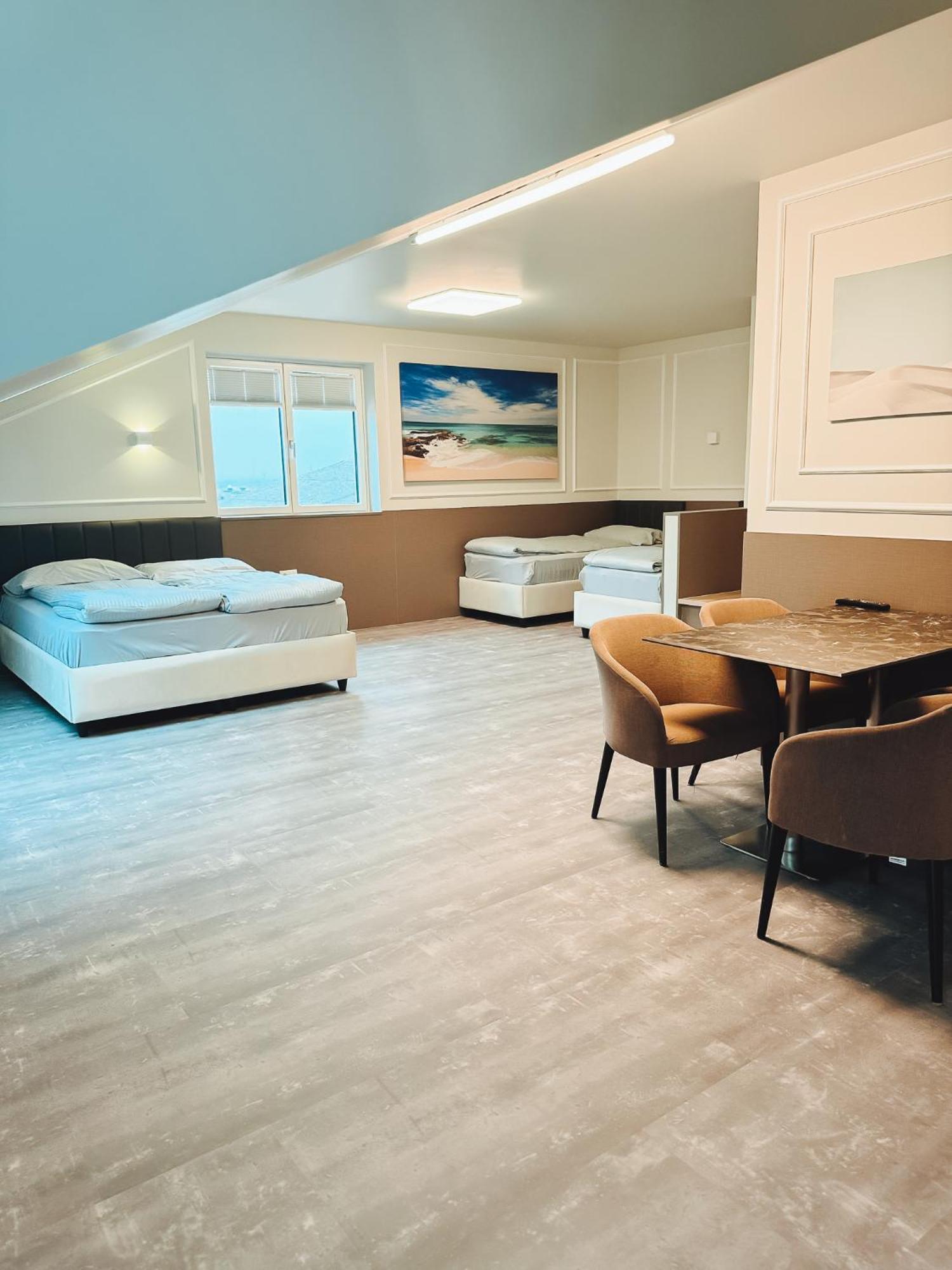 F Hotel 24H Check-In Horsching Bagian luar foto