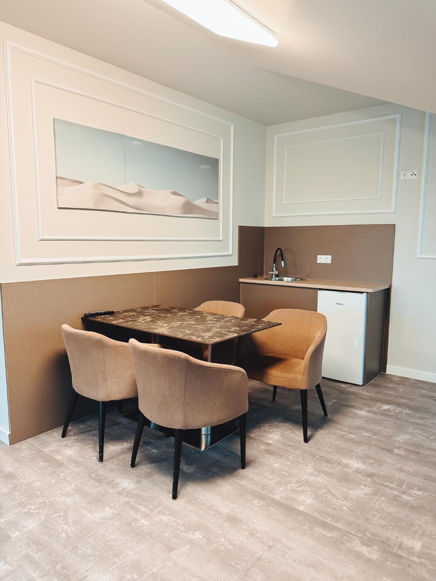 F Hotel 24H Check-In Horsching Bagian luar foto