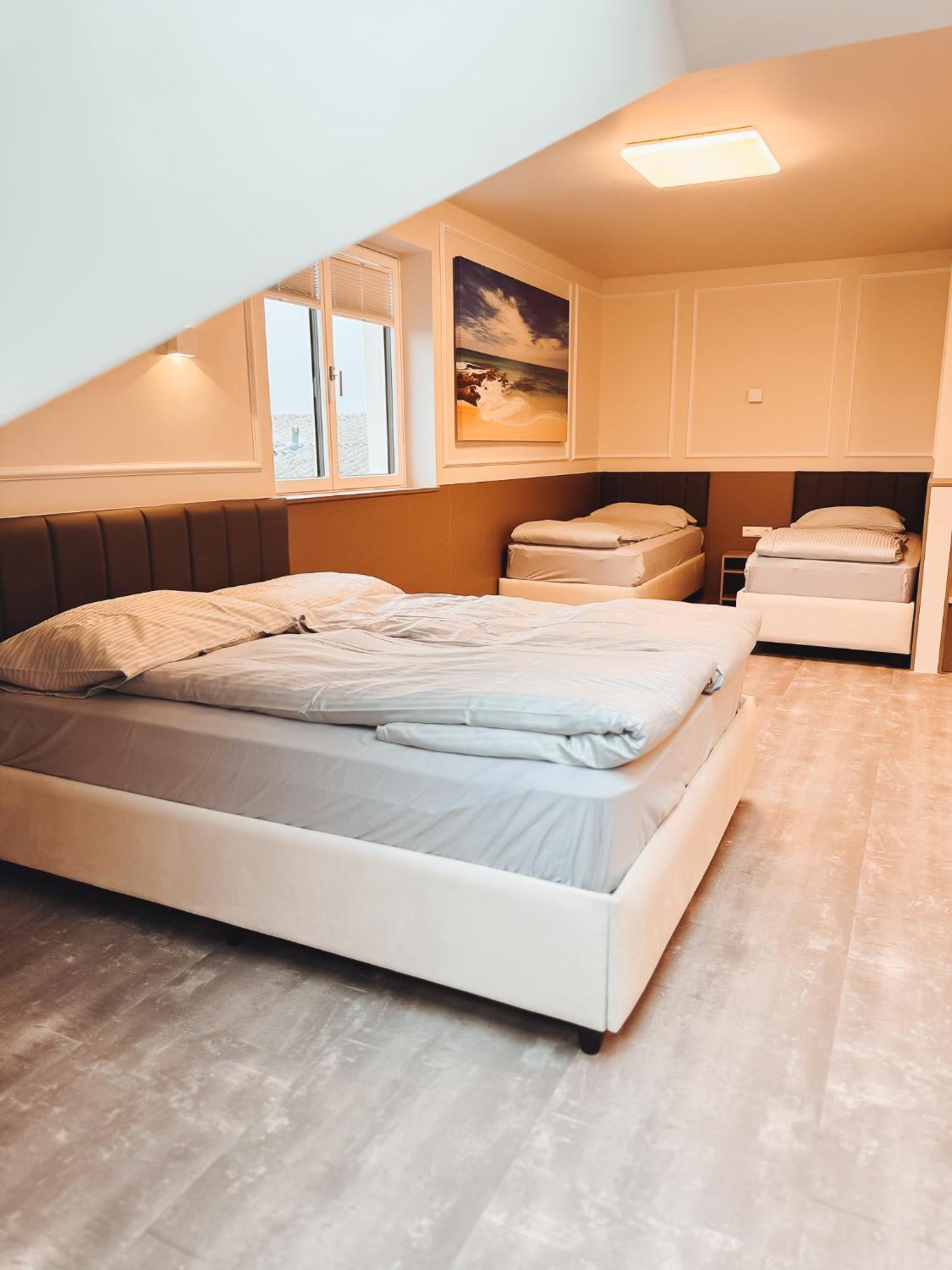 F Hotel 24H Check-In Horsching Bagian luar foto