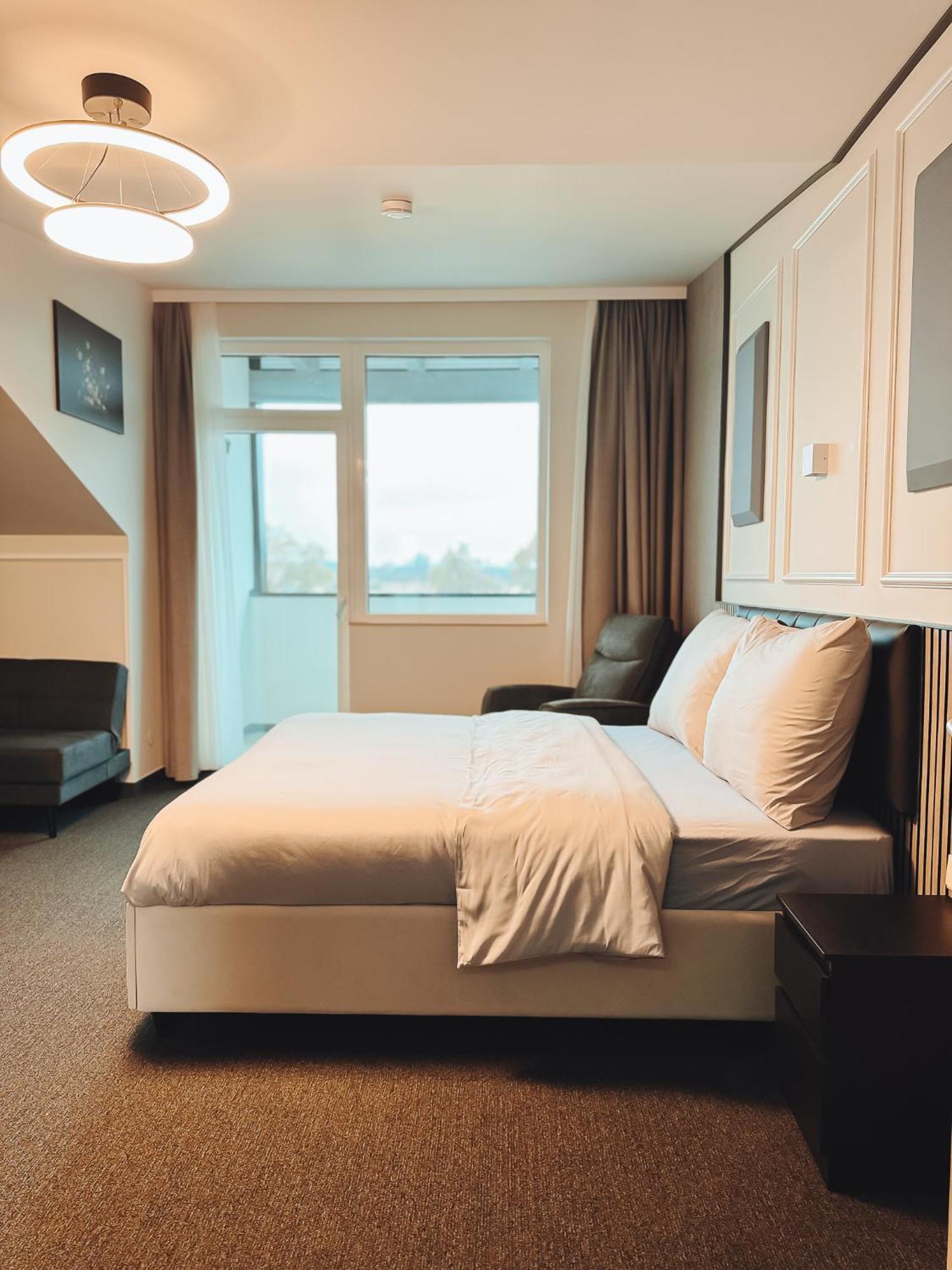 F Hotel 24H Check-In Horsching Bagian luar foto