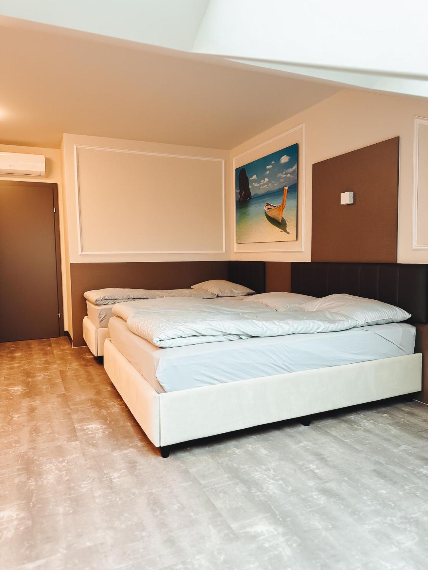 F Hotel 24H Check-In Horsching Bagian luar foto