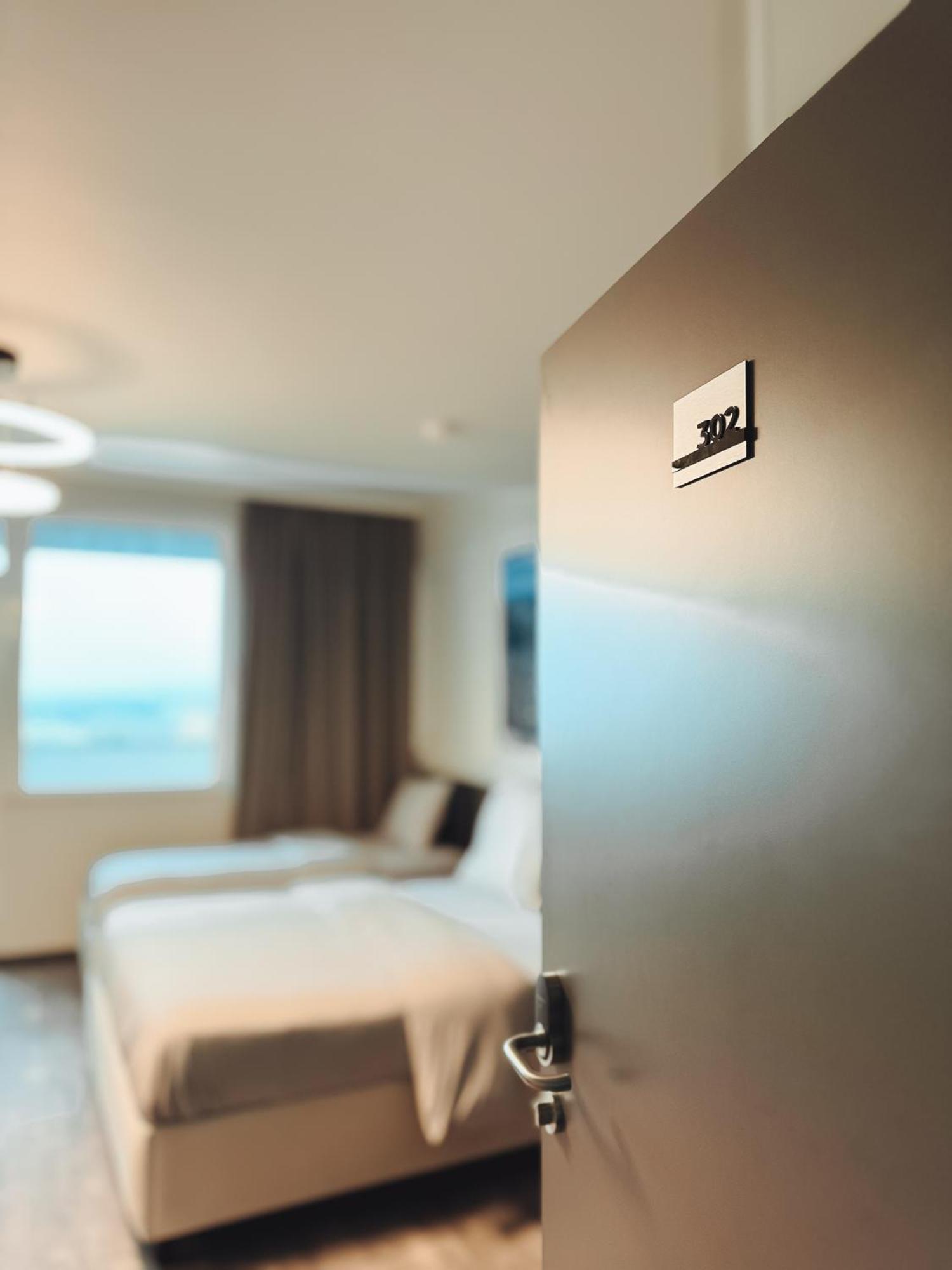 F Hotel 24H Check-In Horsching Bagian luar foto