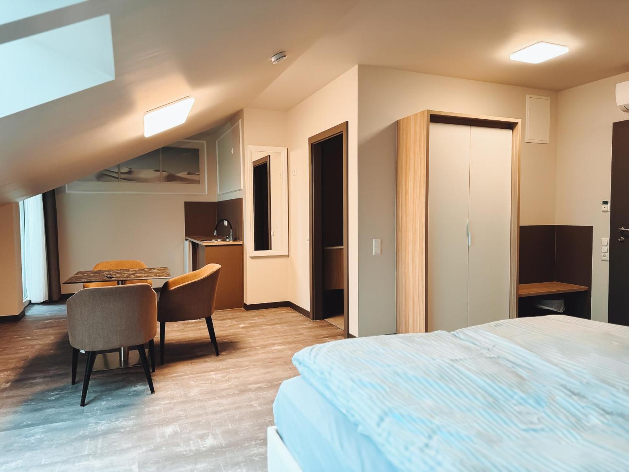 F Hotel 24H Check-In Horsching Bagian luar foto