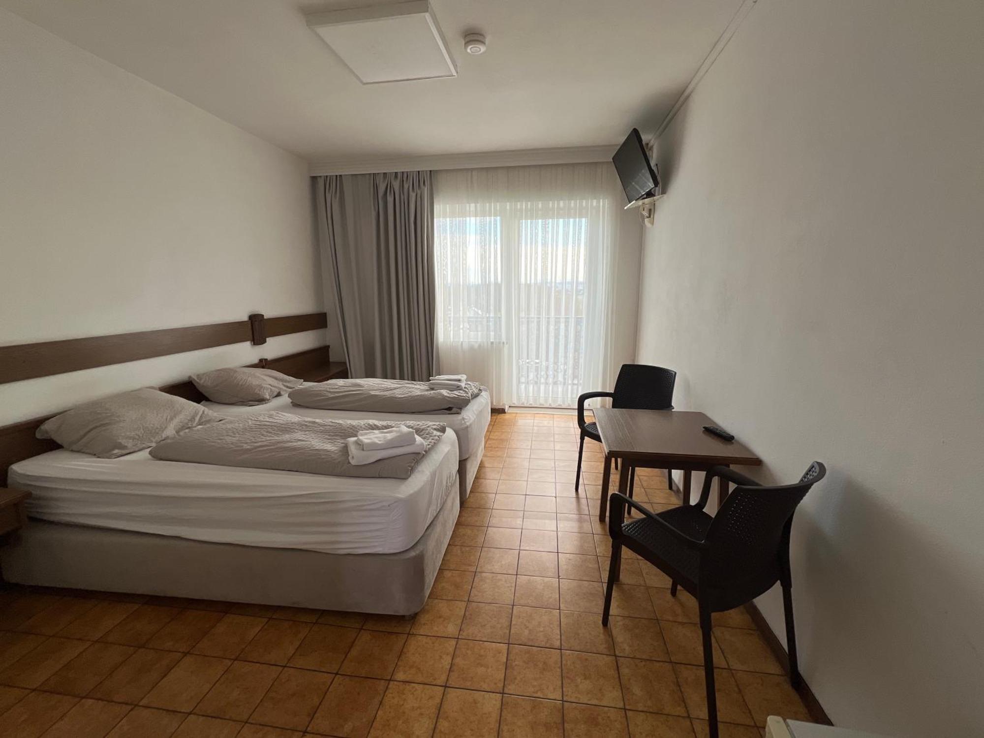 F Hotel 24H Check-In Horsching Bagian luar foto
