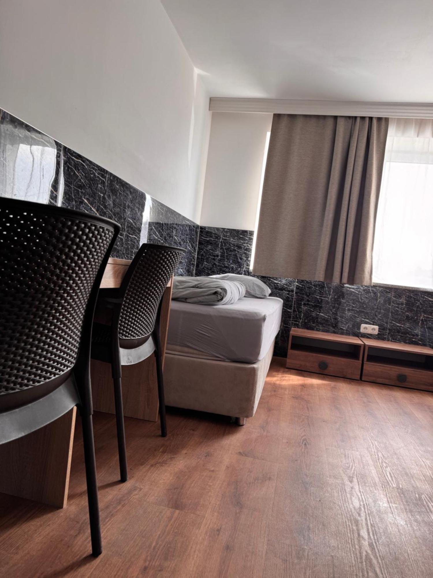 F Hotel 24H Check-In Horsching Bagian luar foto