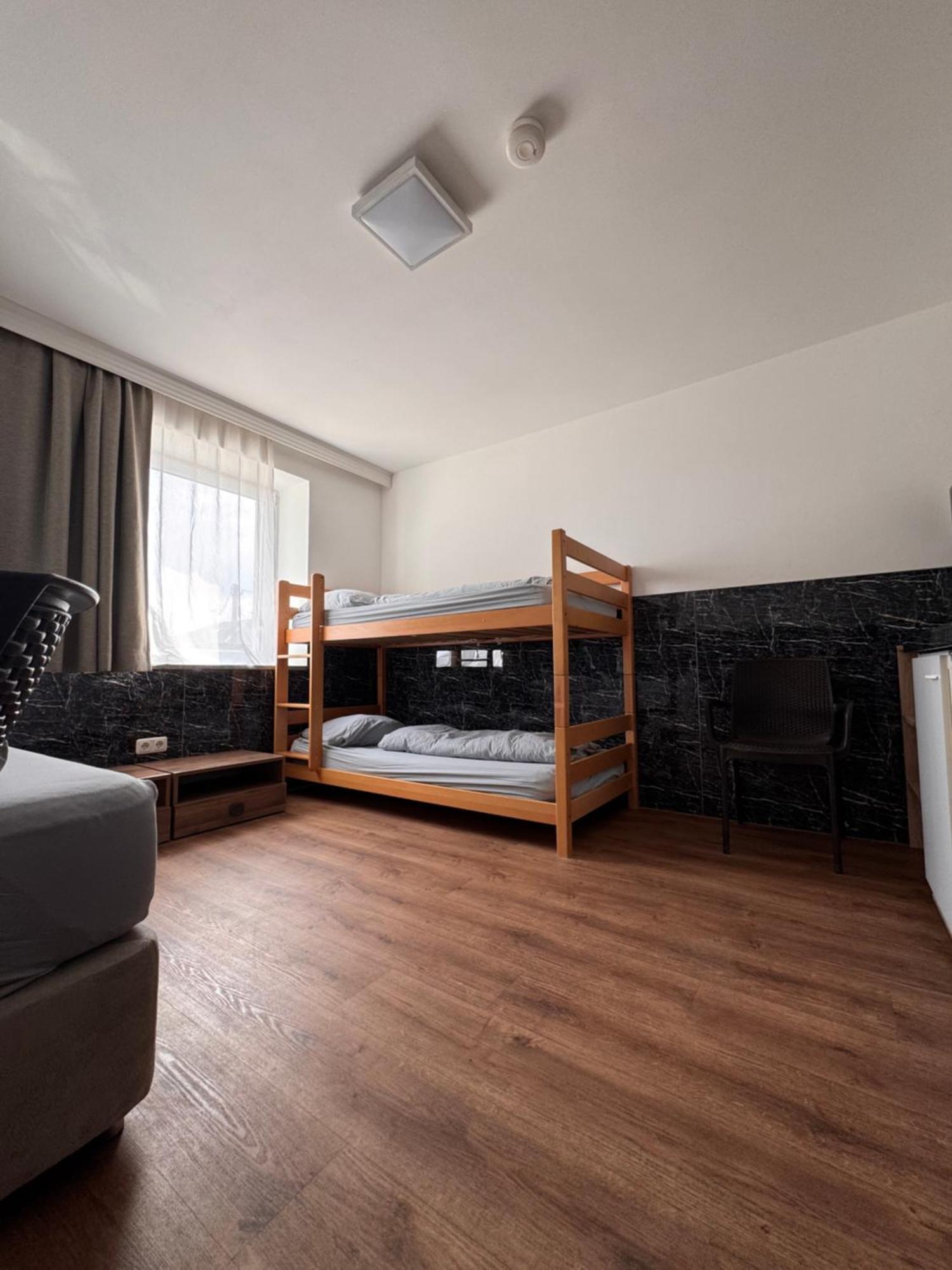F Hotel 24H Check-In Horsching Bagian luar foto