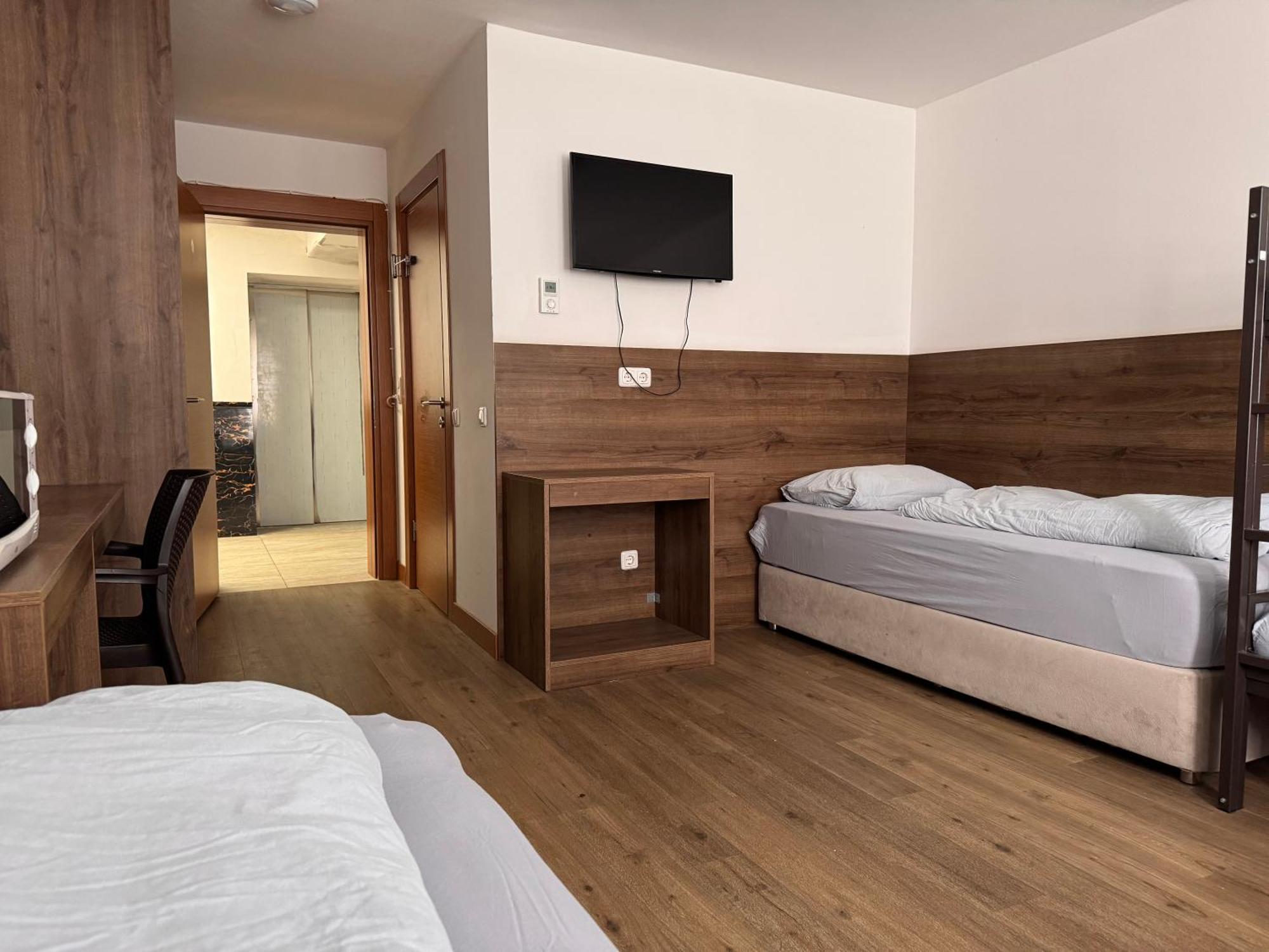 F Hotel 24H Check-In Horsching Bagian luar foto
