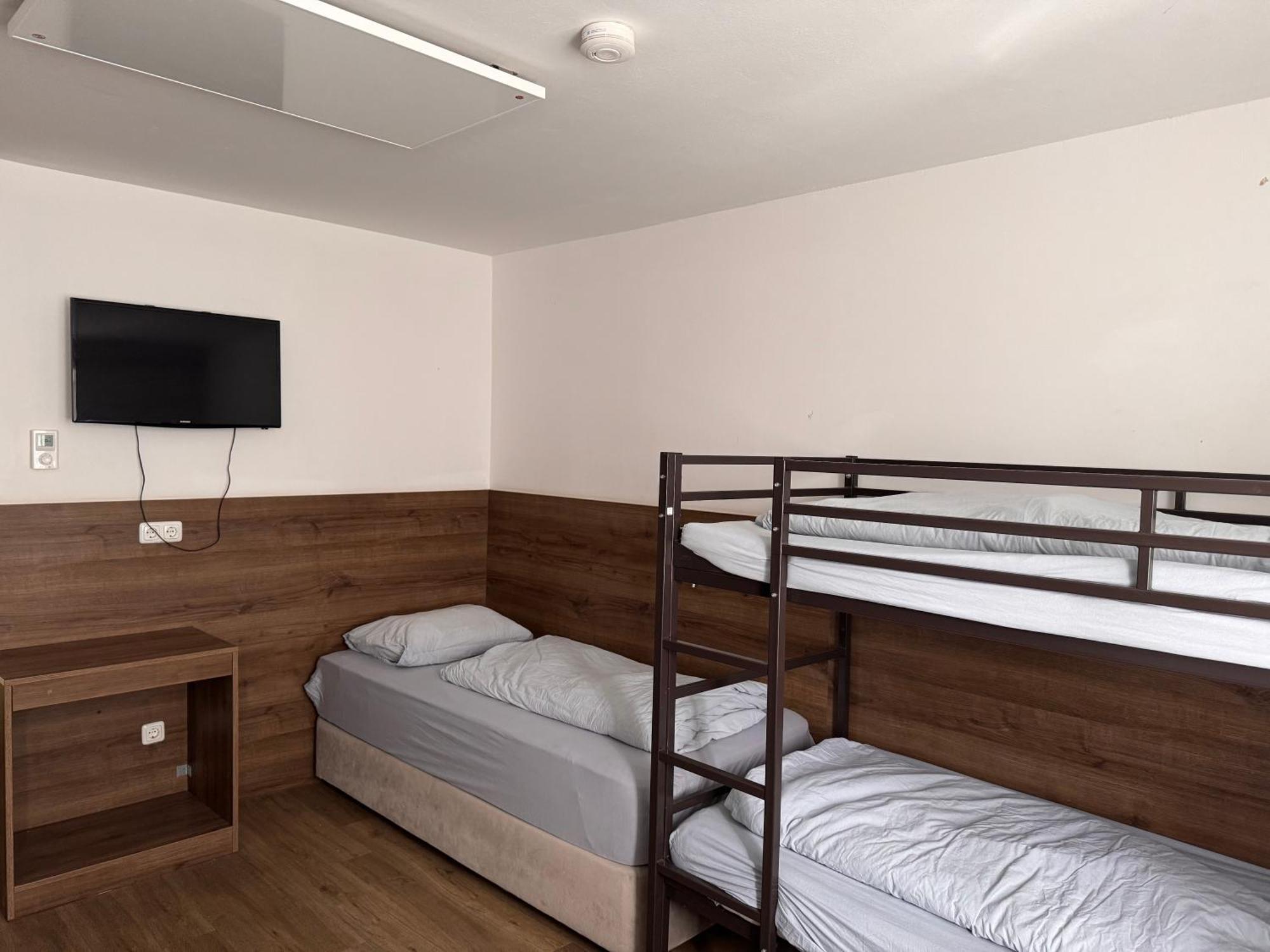 F Hotel 24H Check-In Horsching Bagian luar foto
